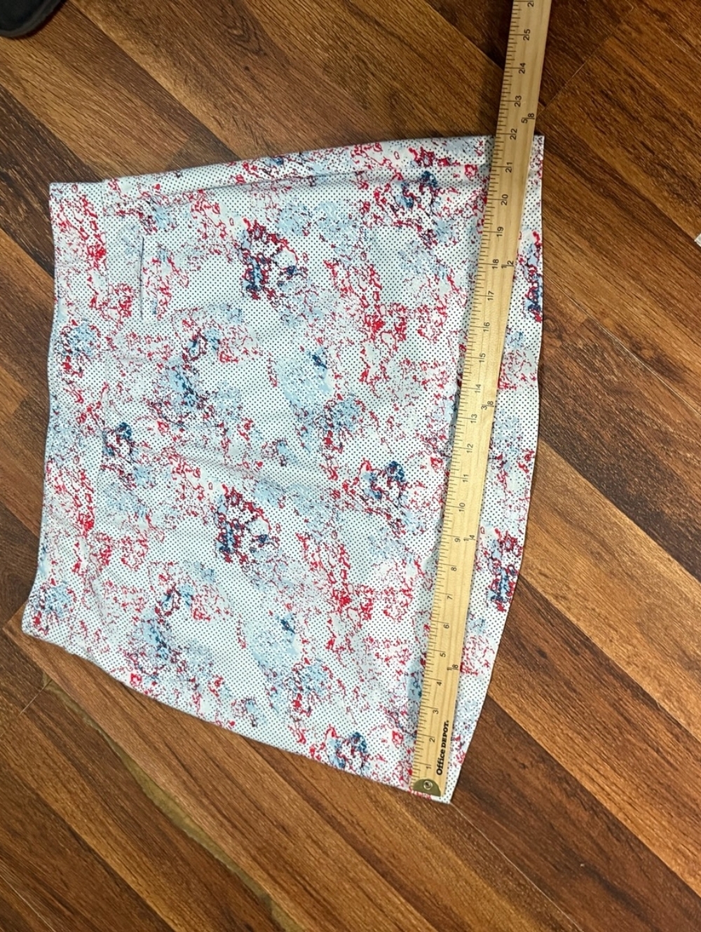 Pebble Beach White Mini Skirt with Red and Blue Abstract Print